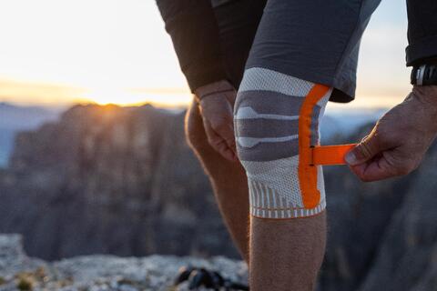 Bauerfeind Outdoor Knee Support kombinerer merinoull, medisinsk kompresjon og justerbare stropper for å gi kneleddet støtte i ulendt terreng.